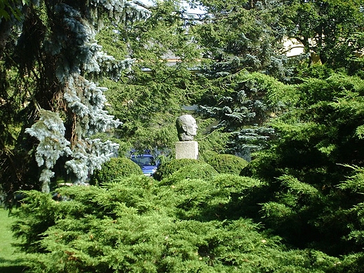 Kudowa Zdrj- Moniuszko ukryty wrd parkowej zieleni