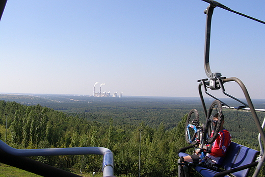 Widok z wycigu narciarskiego na Grze Kamiesk na elektrowni Bechatw.