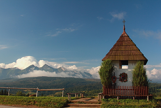 Kapliczka w apszance, a w tle majacz Tatry