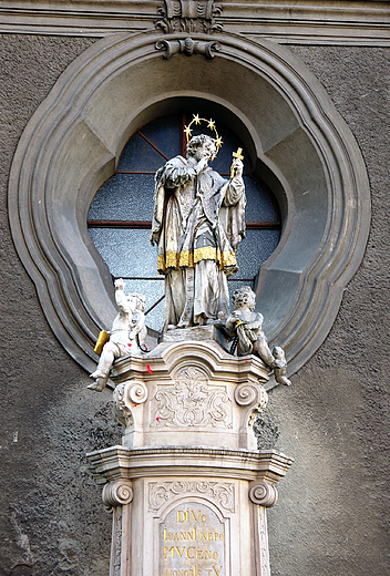 Barokowa figura w. Nepomucena przed kocioem w. Aposto Piotra i Pawa.