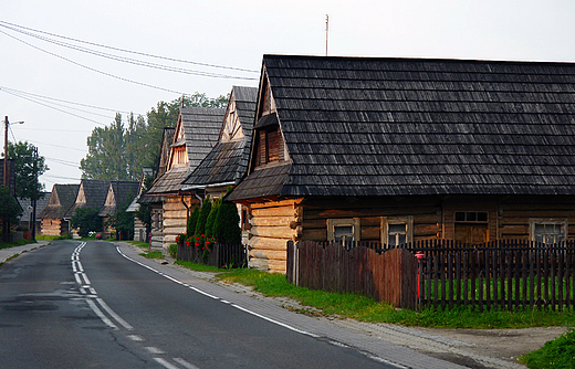 Chochow. Fragment wsi z charakterystyczn drewnian zabudow.
