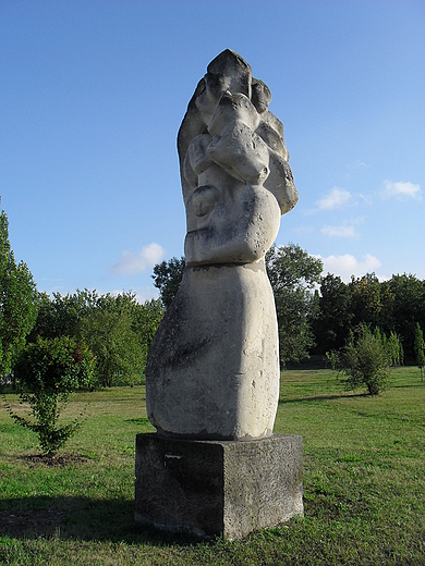 Jeden z licznych pomnikw w Kielcach-Macierzystwo