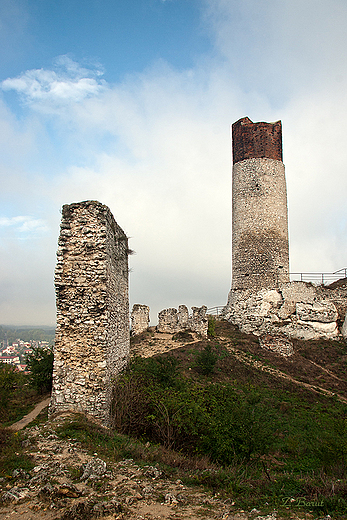 ruiny zamku z XIV w. - wiea cylindryczna
