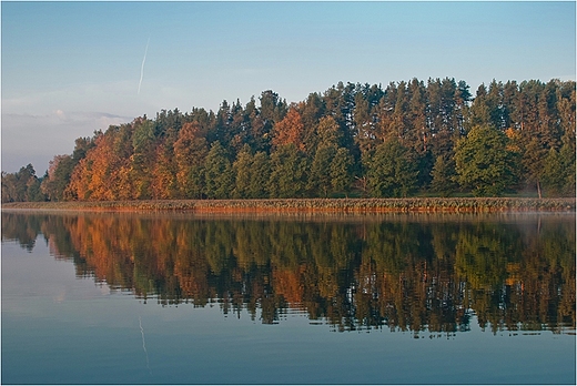 Pierwsze oznaki jesieni nad Jeziorem Wigry.