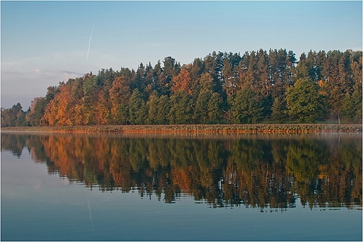 Pierwsze oznaki jesieni nad Jeziorem Wigry.