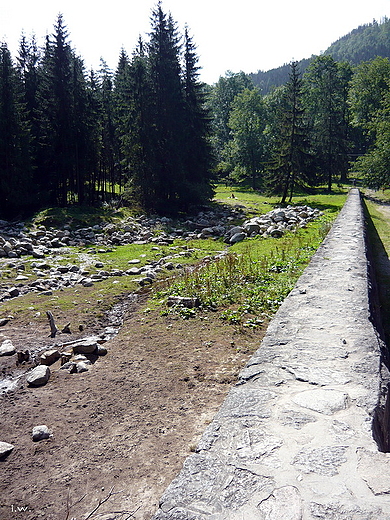 Stuletnia, kamienna tama w Kunicach