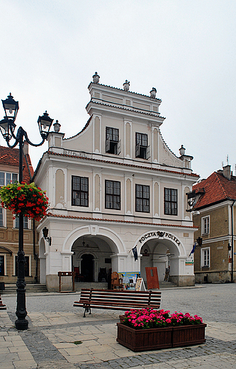 Sandomierz. Zabytkowy budynek poczty.