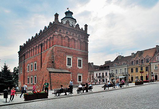 Sandomierz. Ratusz na pochyym rynku.