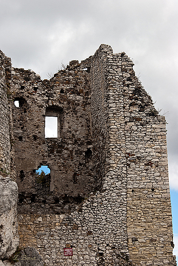 ruiny zamku z XIV w. w Mirowie