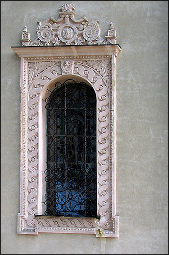 Okno na elewacji kościoła - Turobin