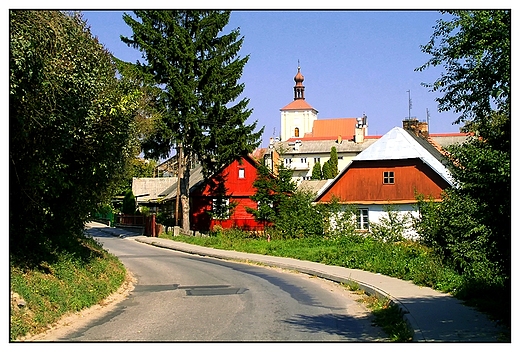 Szczebrzeszyn - stare drewniane chaty, w tle kościół św. Katarzyny