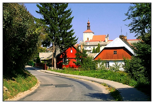 Szczebrzeszyn - stare drewniane chaty, w tle koci w. Katarzyny