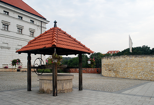 Sandomierz. Zamek Krlewski-zabytkowa studnia na dziedzicu.