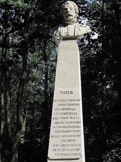 Obelisk w parku przy Muzeum Jana Kochanowskiego
