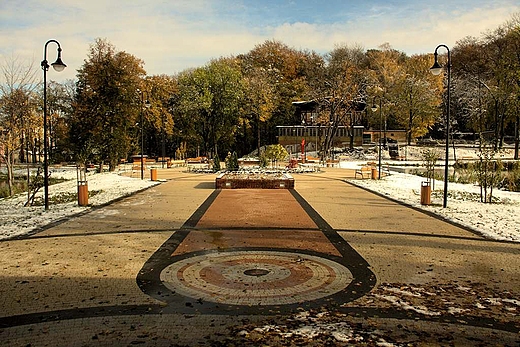 Park w dawnej czci uzdrowiskowej w jesienno-zimowej szacie.