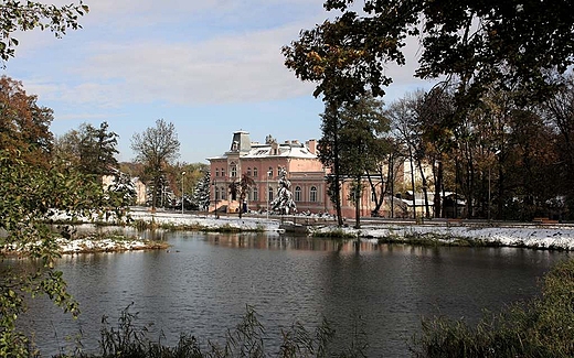 Park w dawnej czci uzdrowiskowej w jesienno-zimowej szacie.