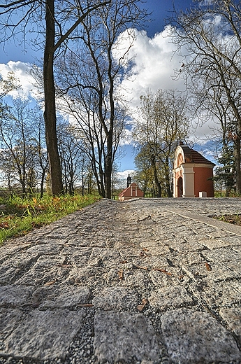 Jedna z wielu kaplic na Kalwarii Pakoskiej.