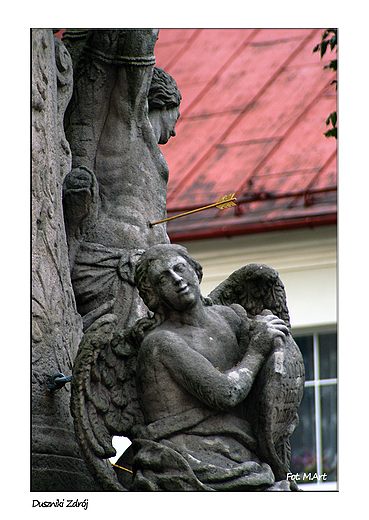 Duszniki Zdrj - figura wotywna Matki Boej z Dziecitkiem w rynku