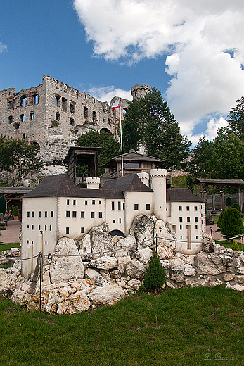 Zamek Ogrodzieniec w Parku Miniatur