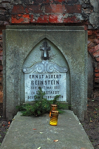 Grb rodziny Reinstein na cmentarzu Ewangelickim