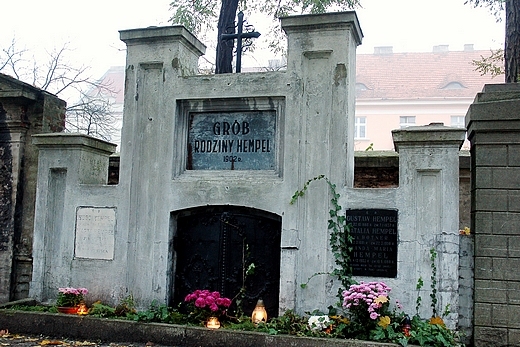 Grb rodziny Hempel na cmentarzu Ewangelickim