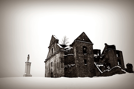 Ruiny zamku w Zagrzu zim