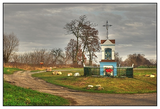 Karsy - kapliczka na skrzyowaniu drg polnych w centrum wsi
