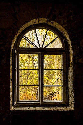 Okno w ruinie
