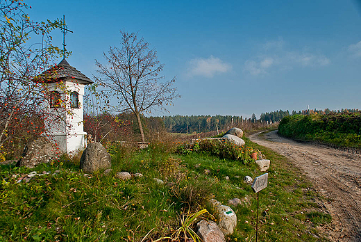 Biaa kapliczka nad jeziorem Jaczno.