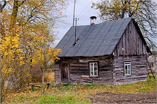 Stary,drewniany dom w Strzelcowinie.