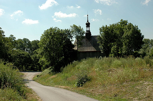 Drewniany kościółek przyz drodze do Buska. Chotel Zielony