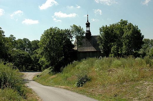 Drewniany kociek przyz drodze do Buska. Chotel Zielony