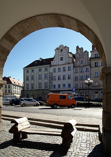 Nysa-widok na rynek spod podcieni kamieniczek mieszczaskich.