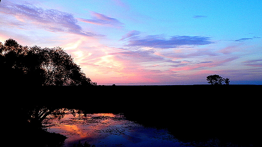 ZACZYNAJCA SI NOC KUPAY NAD BIEBRZ...