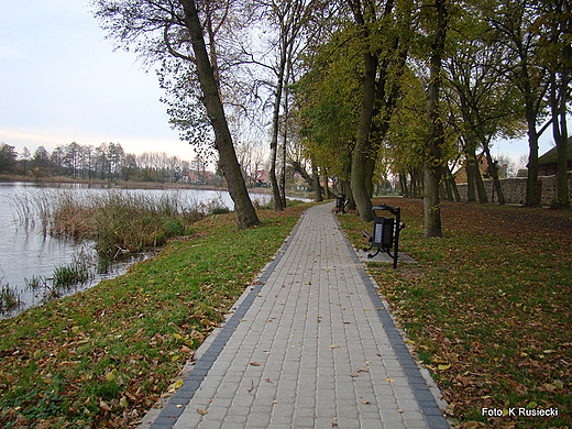 Chodnik spacerowy nad jeziorem