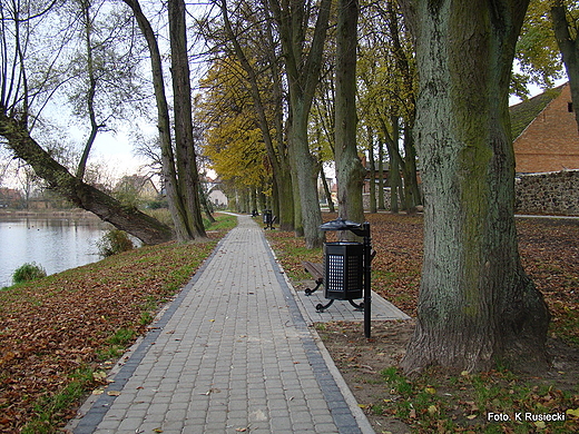 Chodnik spacerowy nad jeziorem