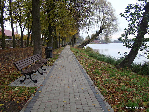 Chodnik spacerowy nad jeziorem