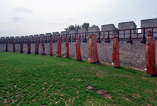Zamek w Szydowie-mury obronne