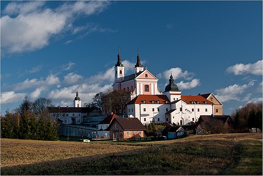 Koci i byy klasztor kameduw w Wigrach.