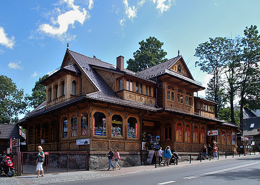 Zakopane. Zabytkowa architektura drewniana w centrum.