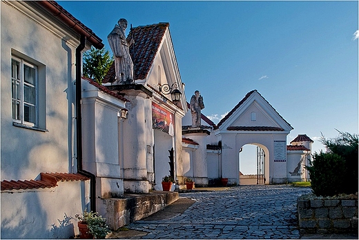 Na terenie klasztoru w Wigrach.