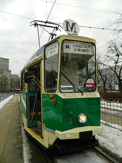 Warszawa. Zabytkowy wagon tramwajowy Konstal 102 N na Placu Narutowicza.