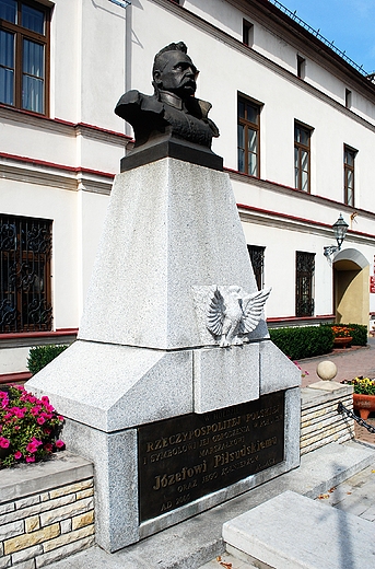 Olkusz. pomnik J. Pisudskiego.
