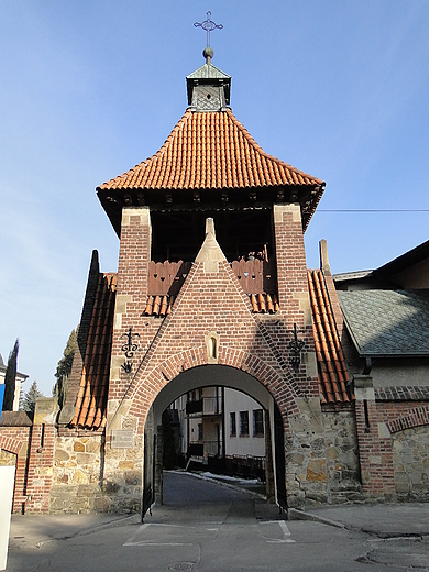 Brama klasztoru OO.Franciszkanw w Kronie