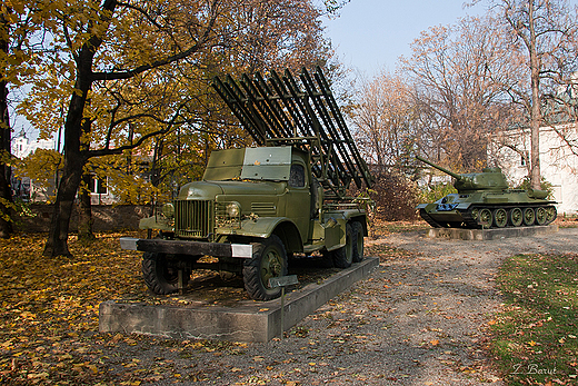 wyrzutnia rakietowa BM - 13 Katiusza na dziedzicu Muzeum Historycznego