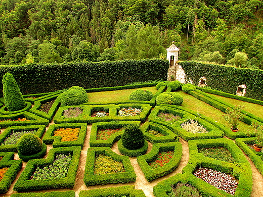 Pieskowa Skaa - ogrd zamkowy