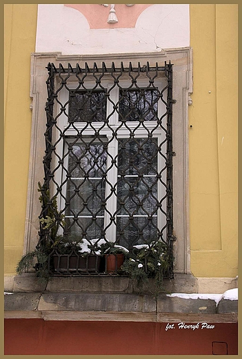 Okno klasztorne w zimowym przybraniu.