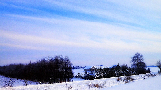 Wiejska zagroda na Podlasiu zim .