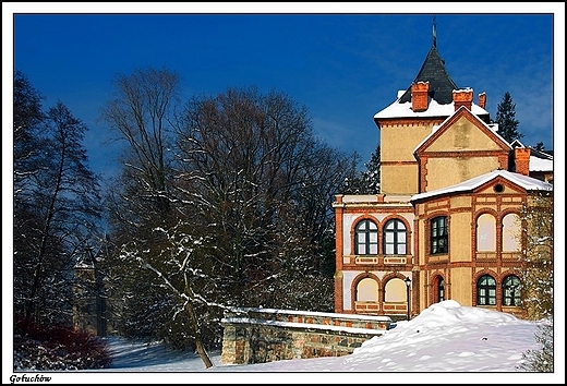 Gouchw - Oficyna w zimowej szacie, w tle zamek