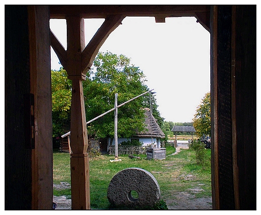 Guciw - widok na skansen z wntrza zagrodowej restauracji